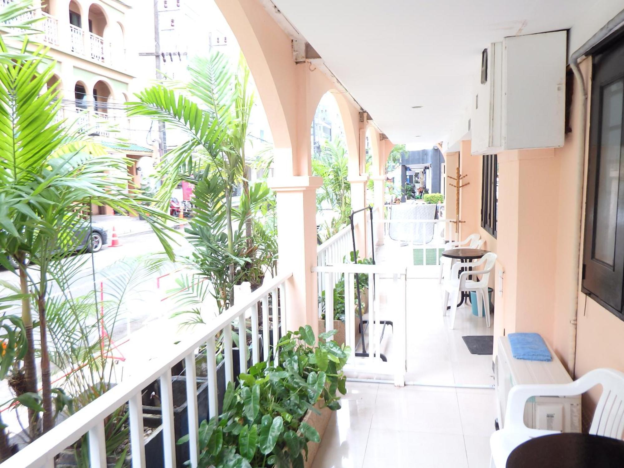 Boomerang Inn Phuket Buitenkant foto