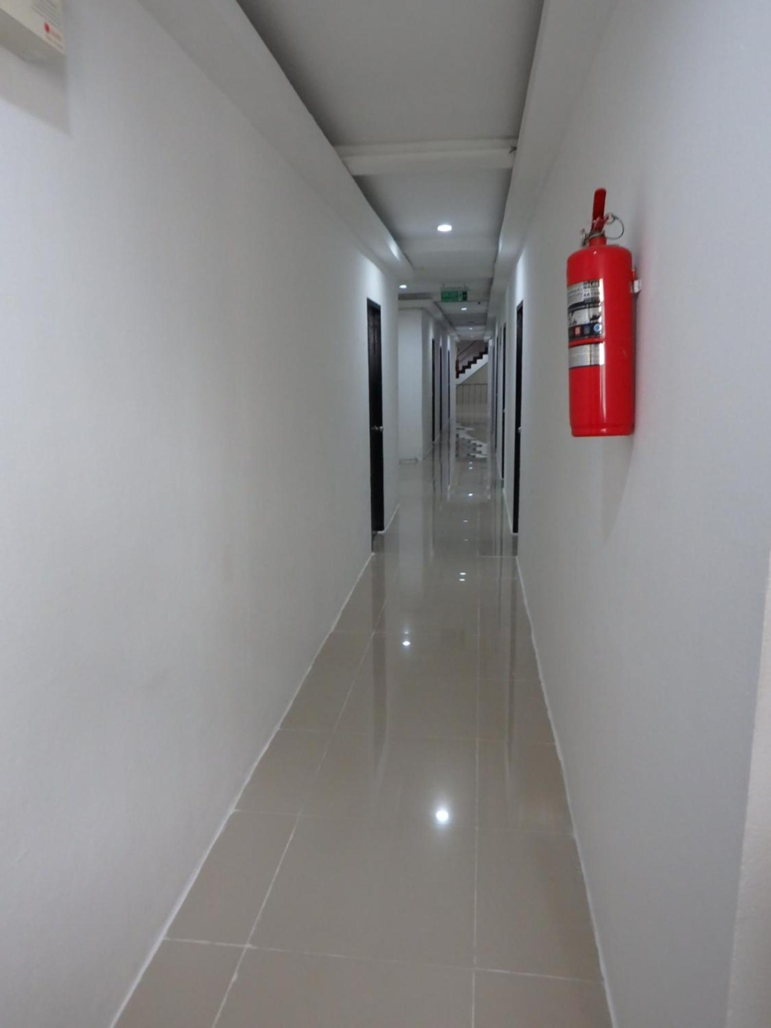 Boomerang Inn Phuket Buitenkant foto