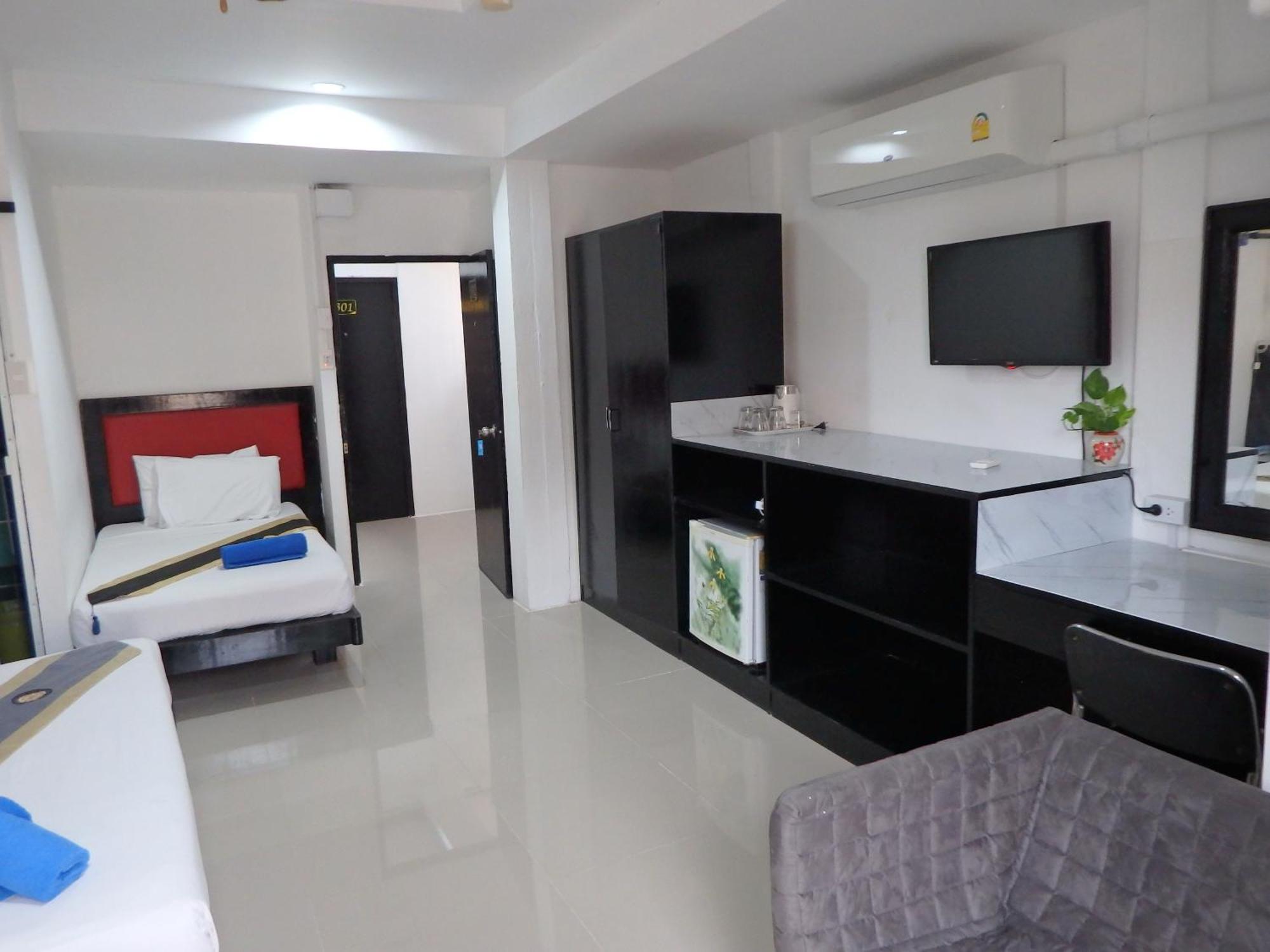 Boomerang Inn Phuket Buitenkant foto