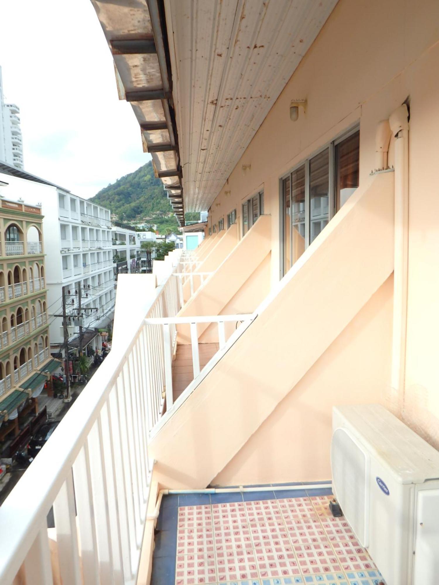Boomerang Inn Phuket Buitenkant foto