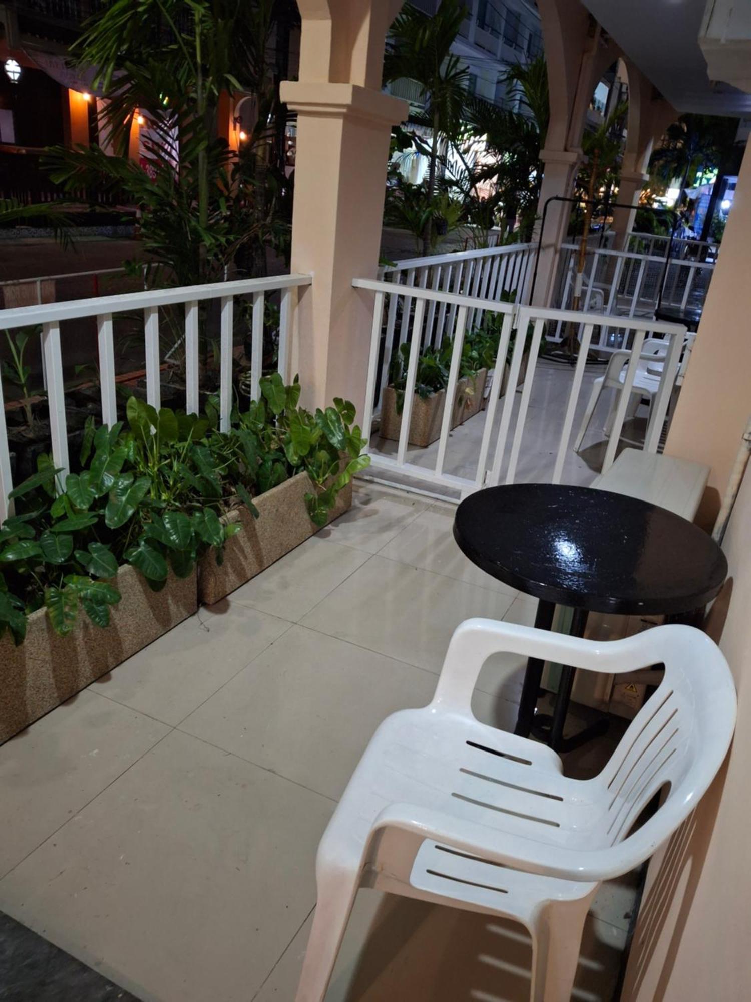 Boomerang Inn Phuket Buitenkant foto