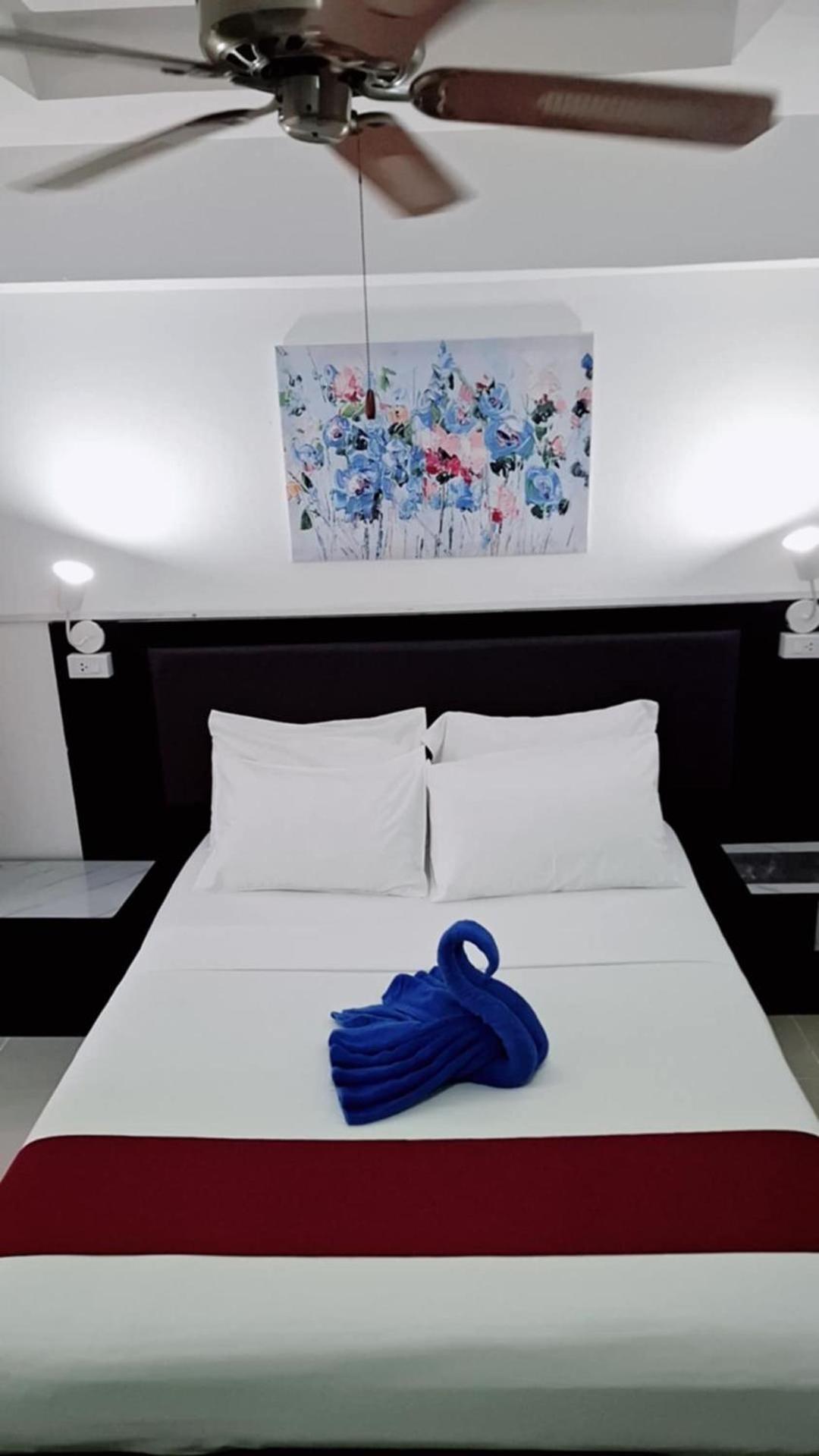 Boomerang Inn Phuket Buitenkant foto